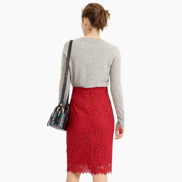 Pintucked pencil skirt in lace - Picture 3 of 7